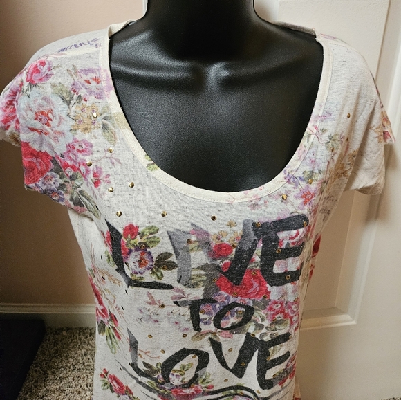 Daytrip Live to Love Floral Scoop Neck T-shirt - Picture 2 of 13
